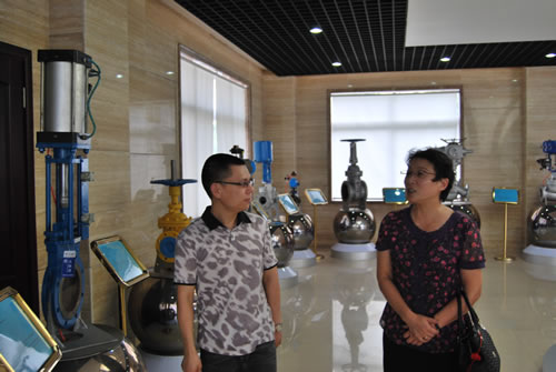 �ζ��^���f����ϯ�����Ůʿ���^�ҹ�˾һ��չ�d