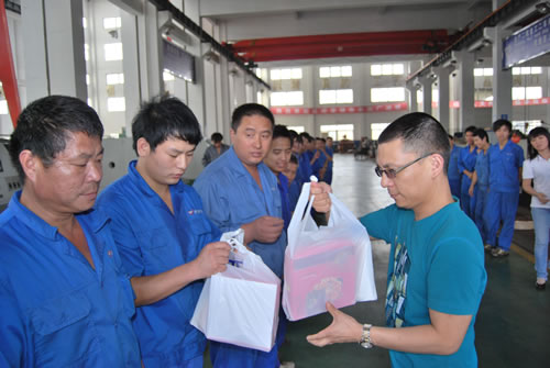 滬工黨委書記、董事長楊猛慰問滬工生產一線員工